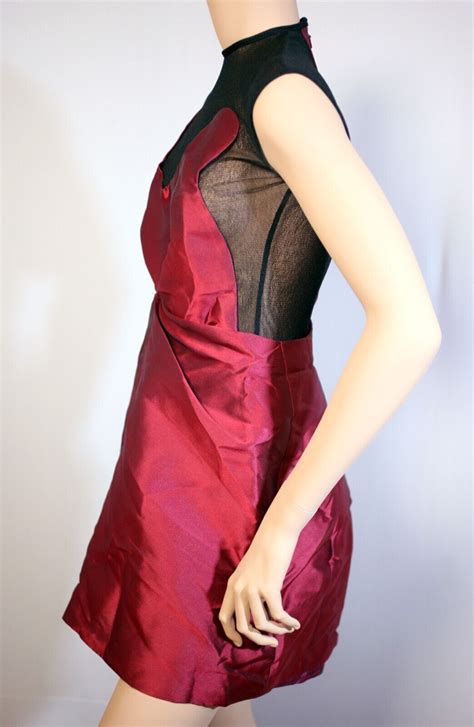 Robe Futuriste Haute Couture Rouge Marcus Constable Avec Maille Noire