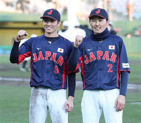 ＜ソ・侍＞笑顔でガッツポーズをする周東（左）と源田（撮影・平嶋 理子） ― スポニチ Sponichi Annex 野球