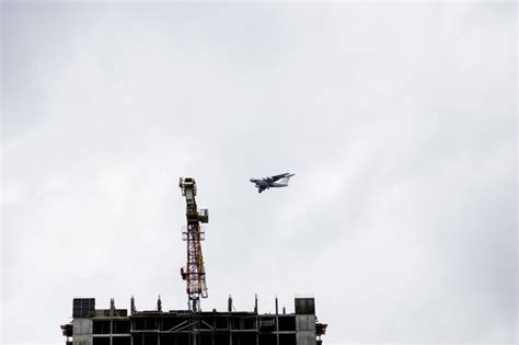 El avión vuela sobre la ciudad Foto Premium