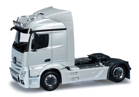 Herpa Mercedes Benz Actros Streamspace Rigid Tractor With Light Bars