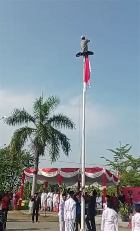 Aksi Heroik Saepudin Panjat Tiang Bendera Setinggi Meter Akibat