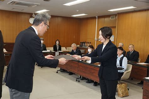 喜び胸に決意 北上市議選当選証書付与｜iwanichi Online 岩手日日新聞社