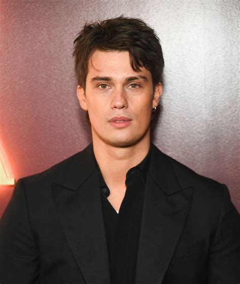 Nicholas Galitzine Qui Est L Acteur Du Film L Id E D Tre Avec Toi