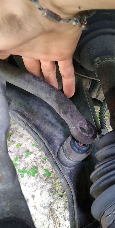 Automotive experts explain how to diagnose a broken sway bar 2