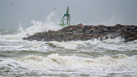 Dmi Varsler Om Voldsomt Vejr Vindst D Af Stormstyrke Bt Vejret