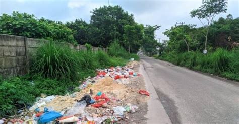 Wow Ditepian Jalan Di Pekanbaru Masih Dipenuhi Tumpukan Sampah