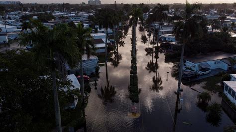 Heavy Rains in Florida Leave Thousands Without Power - The New York Times