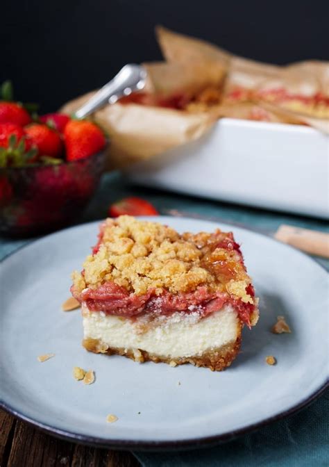 Käsekuchen mit Erdbeer Rhabarber Kompott und Streuseln Was is hier