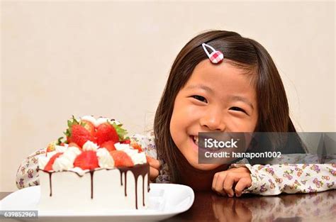 미소 분재 여자아이 딸기에 대한 스톡 사진 및 기타 이미지 딸기 미소 사진 이미지 Istock