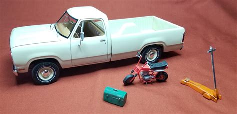 1978 Dodge D100 Custom Pickup Truck Plastic Model Truck Vehicle Kit