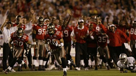 Bucs Defeat Raiders 48 21 In Super Bowl Xxxvii On January 26 2003