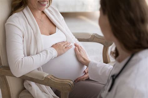 Médico Obstetra Tocando El Vientre De Una Mujer Embarazada Encerrándose