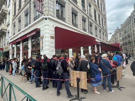 En Images Attroupement Devant Volfoni Le Nouveau Resto Italien De Bellecour Qui Offre 150