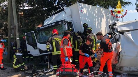 Cisterna Scontro Tra Tre Mezzi Un Morto E Due Persone Ferite Mondoreale