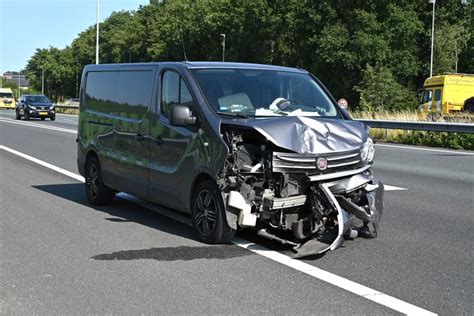 Bestelbussen Botsen Op Elkaar Bij Etten Leur Voertuig Tegen Vangrail