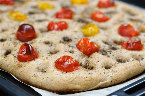 Focaccia à la farine complète et aux tomates cerises Cuisine à l ouest