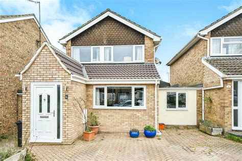 3 Bedroom Link Detached House For Sale In Barra Close Highworth