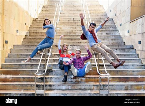 Grupo multicultural de amigos felices y emocionados alegrándose y