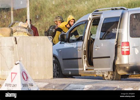 Nablus Pal Stina Mai Ein Israelischer Soldat Durchsucht