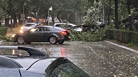 Olujno Nevreme Zahvatilo Banjaluku Vetar Oborio Drve E U Centru Grada