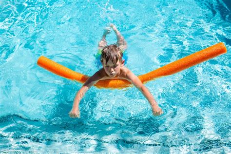 Poolnudel Übungen für Kinder und Erwachsene Kübler Sport Magazin