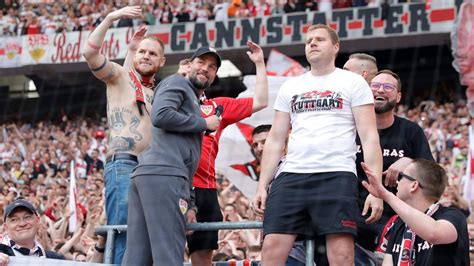 Nach Sieg gegen Bayern VfB Trainer Hoeneß steigt auf den Zaun