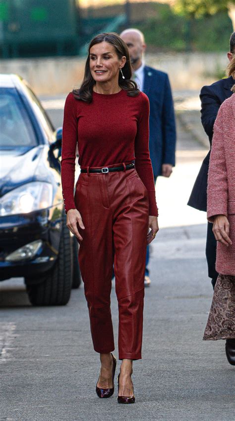 La Reina Letizia con un pantalón rojo de cuero y otras prendas de