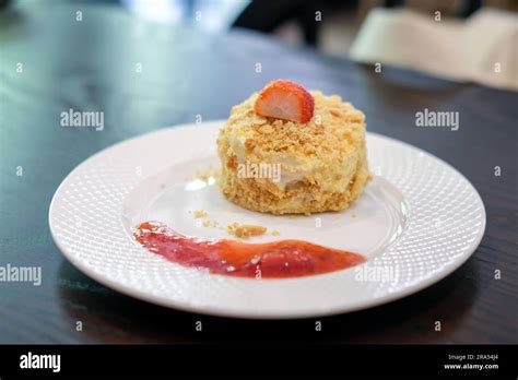 Gâteau Napoléon préparé avec des couches de pâte feuilletée de la