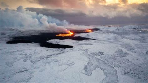 Breathtaking photos show wall of lava erupting from volcano on Iceland ...