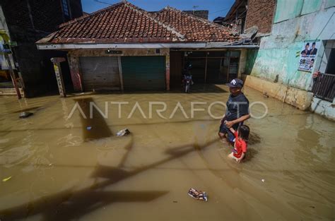 Banjir Di Dayeuhkolot Antara Foto