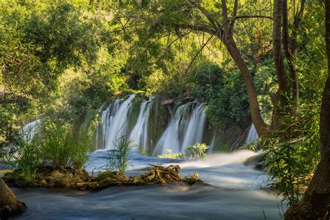 Fotograf As De Cascadas Con Hermosos Paisajes Naturales Wallpaper