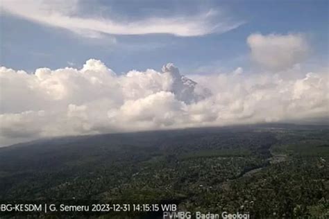 Gunung Semeru Erupsi Letusan Kolom Abu Setinggi 2000 Meter Klik Times