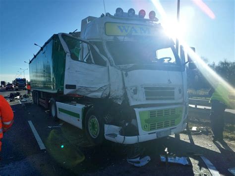 Wypadek dwóch samochodów ciężarowych na autostradzie A4 pod Wrocławiem