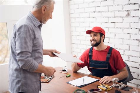 El Maestro Y El Cliente Acuerdan La Reparaci N Del Dispositivo Foto