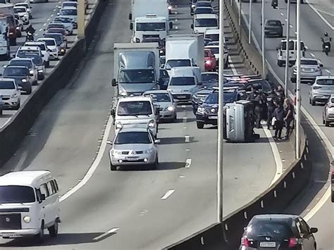 Carro Capota Na Raposo Tavares Em Cotia Cidade Regional