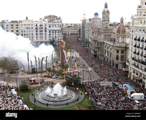 La mascletà Las Fallas Valencia España Fotografía de stock Alamy