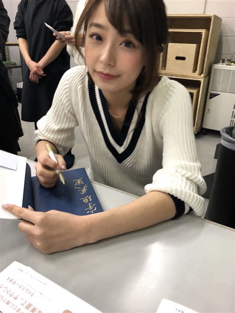 宇垣美里フォトエッセイ『風をたべる』公式 On Twitter 「私の署名なんて誰がいるんかなあ」と話す宇垣さん。4月20日のイベントで