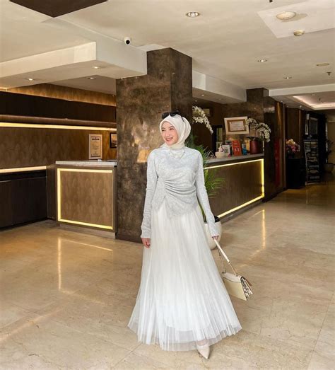 Ide Setelan Skirt Putih Dan Atasan Ala Influencer Hijab