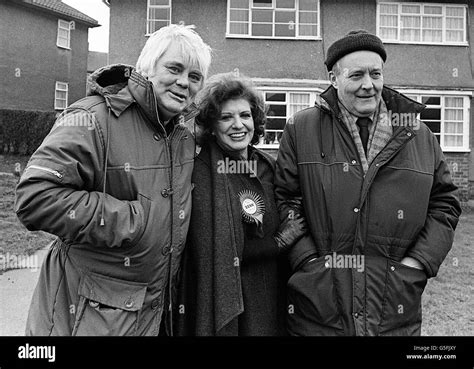 L Ancienne Actrice De Coronation Street Pat Phoenix Avec Son Petit Ami