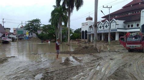 Trans Sulawesi Di Masamba Luwu Utara Masih Terendam Pasca Banjir