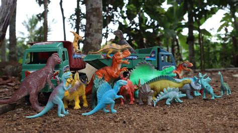 Wadidaw Truk Oleng Angkut Dinosaurus Warna Warni Ankylosaurus