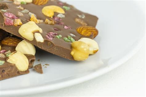 Chocolate Casero Con Nueces Y Frutas Confitadas En La Placa Blanca