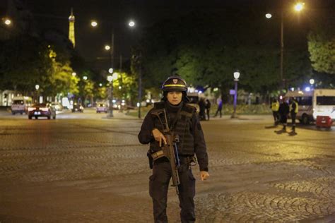 Photo Les Forces De Police Et Les Militaires Sur Les Champs Elys Es