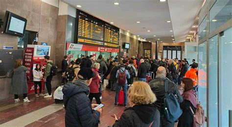 Caserta Benevento Treni Bloccati Per Una Frana Sui Binari Nel Tratto