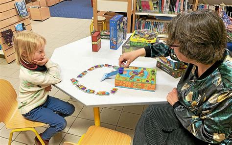 En Médiathèque Ou à Laccueil De Loisirs On Joue Avec La Mjc De