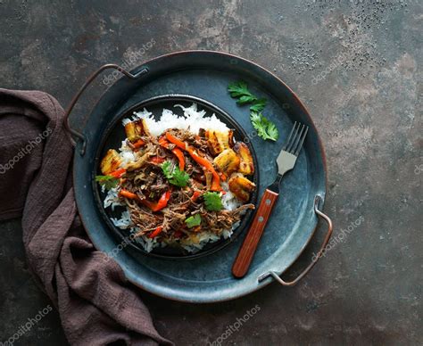 Comida latinoamericana Ropa Vieja con plátanos fritos y arroz carne