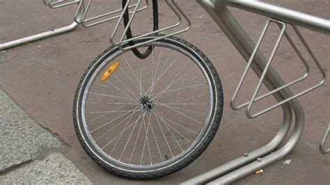 Sorpresi A Rubare Una Bici Fingono Di Aspettare Un Amico Arrestati