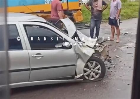 Carro fica destruído após acidente Amarelinho em Manaus vídeo