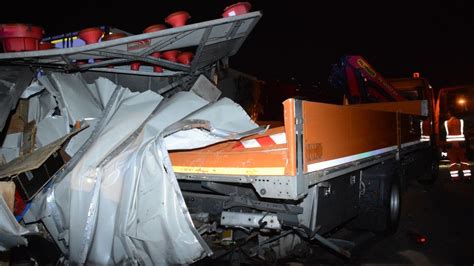 Unfall A1 Hamburg Lkw kracht in Absperrung Trümmerfeld und Sperrung