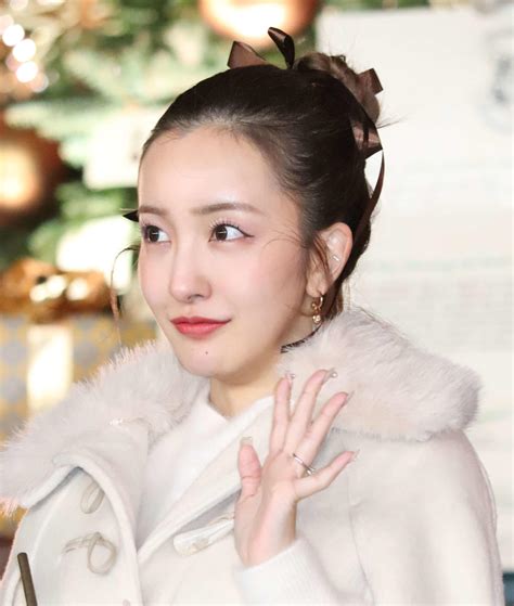 板野友美、夫高橋奎二にもたれかかる仲良しホワイトコーデ「初の夫婦で掲載されてます」 芸能写真ニュース 日刊スポーツ